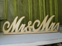 Natúr fa - "Mr & Mrs" írott felirat talppal 49cm