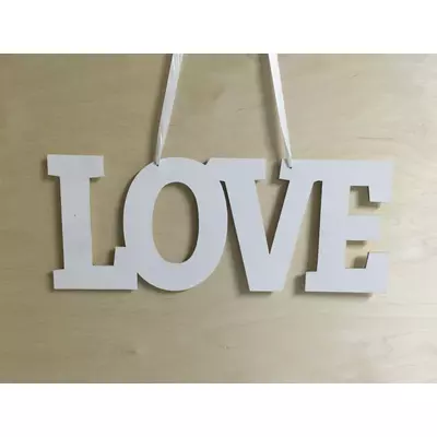 Natúr fa "Love" felirat lyukkal fehér