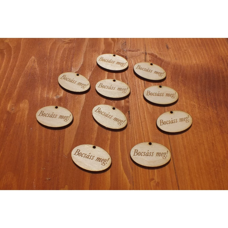Natúr fa - "Bocsáss meg" gravírozott ovál tábla 2,5x4cm 10db/csomag - KIFUTÓ