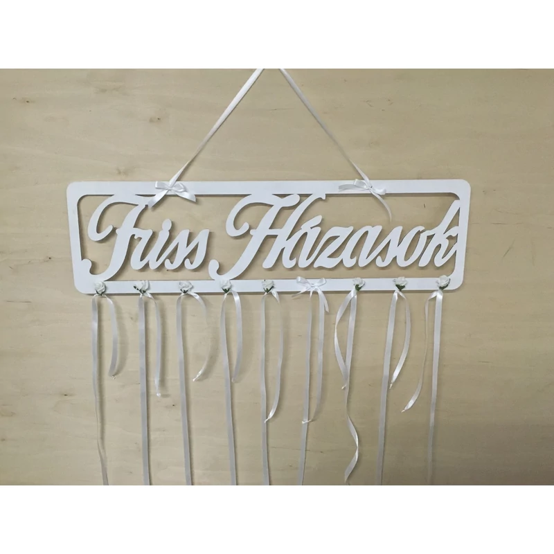 Natúr fa "Friss Házasok" tábla fehér