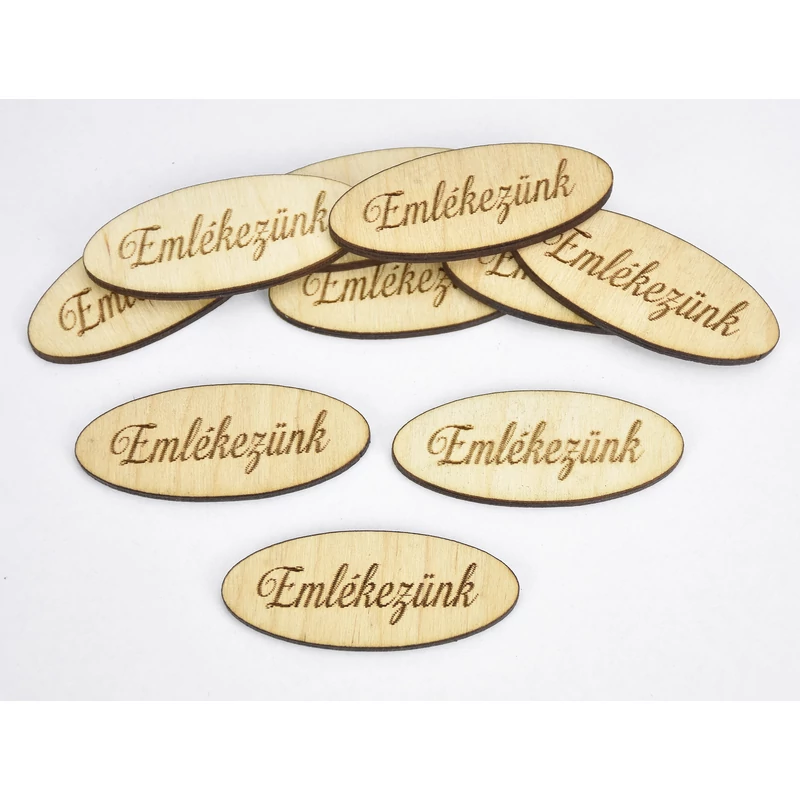 Natúr fa - "Emlékezünk" ovál gravírozott tábla 1,9x4,9cm 10db/csomag