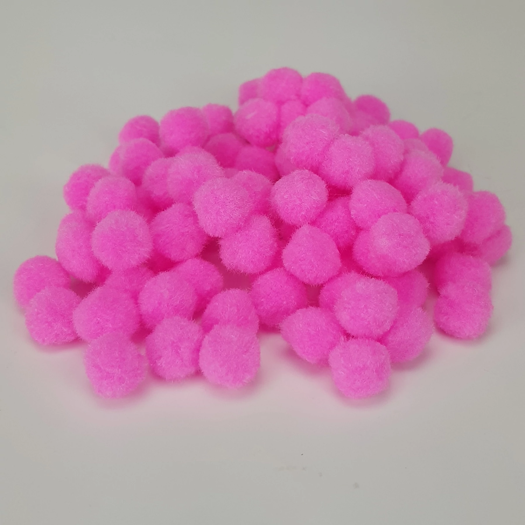 Magenta zsenília pompon 1,5cm 100db/cs