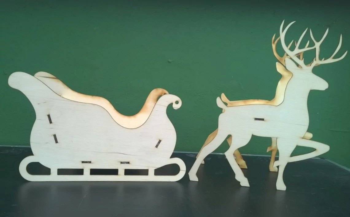 Natúr fa - rénszarvasok szánnal 50cm